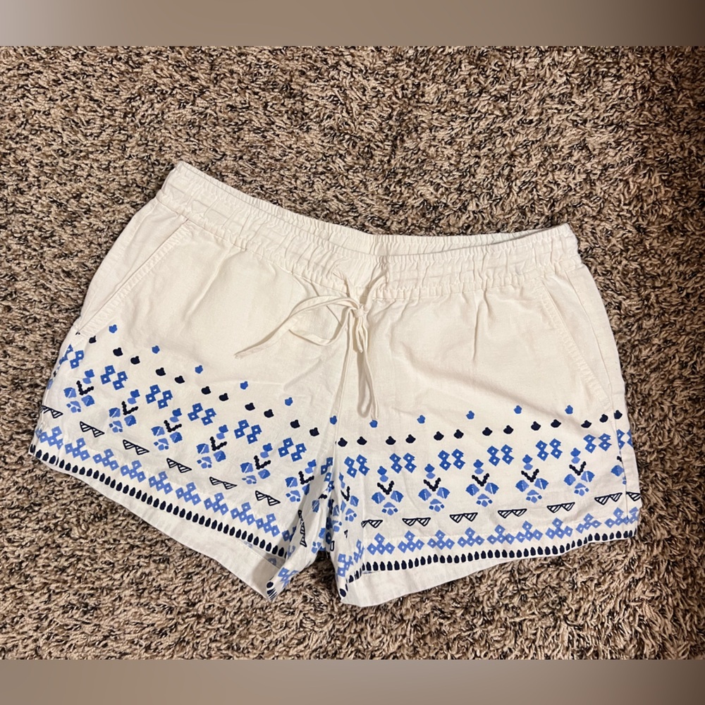 Vineyard Vines white linen blend shorts with blue print. Size XS